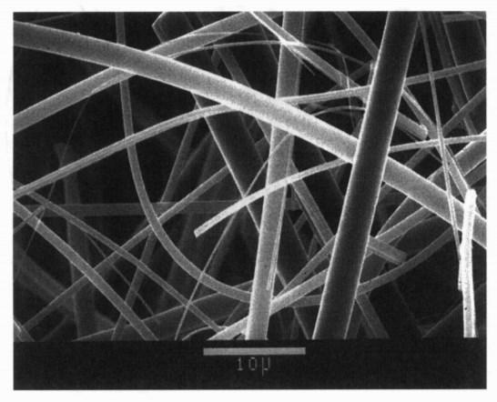 25 Kuva 4. HEPA-suodattimen kuitumaton mikroskooppikuva (Whyte 2001) Suodattimilla on viisi perusmekanismia, joiden avulla ne poistavat hiukkasia ilmavirrasta.
