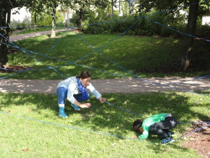 nettisivuilla tai biologisten perheenjäsenten päivityksissä.