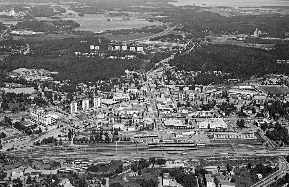 postmodernilta kaudelta Kouvola-talo (Erkki Valovirta, 1982). Reino Koivulan suunnittelema läntinen tornitalokolmikko. Kuva Soile Tirilä, Museovirasto.