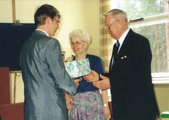 ) Jämsässä pidetyllä kurssilla 1990-luvun alkupuolella seurassaan avuliaita sisaria.