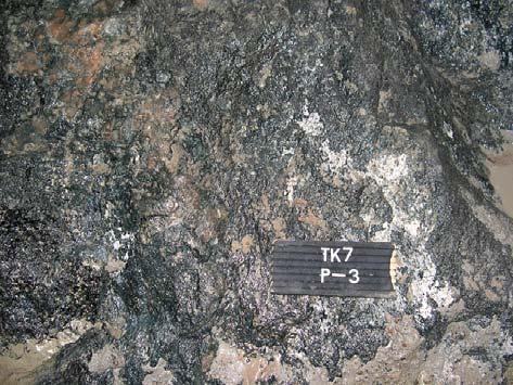 No clear brittle faults, i.e., fractures, along which the markers (veins, dykes, other fractures etc.