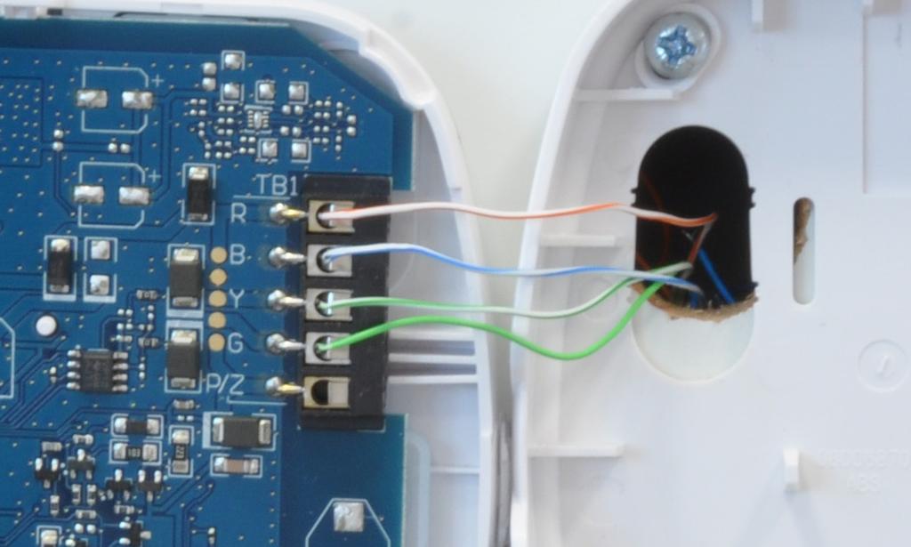 Kytke käyttölaitteen ja keskuksen elektroniikkakortin välinen kaapeli neljällä johtimella.