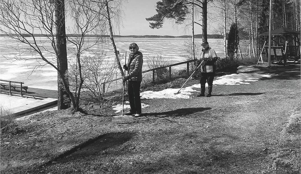 Leena ja Osmo Hollström ovat olleet Varparannan kesäasukkaita yli 30 vuotta.