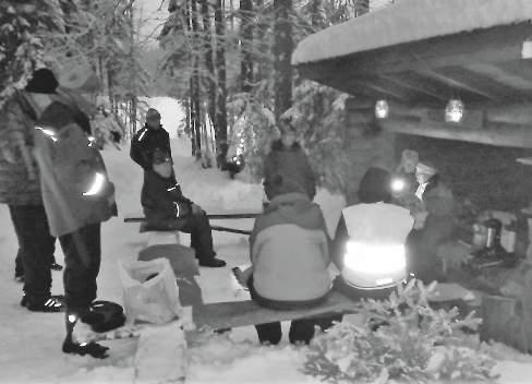 Teksti ja kuva Kirsti Leirivaara Laavulle olemme laittaneet joulukuusen ja jouluvaloja eli oikein jouluisen tunnelman.