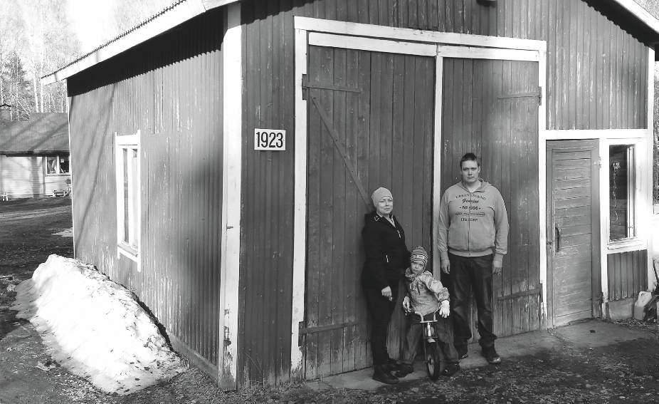 Jenni, Miika ja Mikael ovat Paja-ahon uudet asukkaat. Pajan uusi elämä Keskellä Haukiniemen kylää Paja-aholla on paja, jonka tontin osti vuonna 1962 Erkki Nikkonen, Seppä-Erkko.