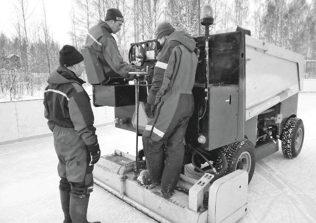 Haukiniemen kaukalossa hieman erilainen jääkausi Haukinemen jääkausi oli tällä kertaa parisen kuukautta lyhyempi kuin edellistalvena.