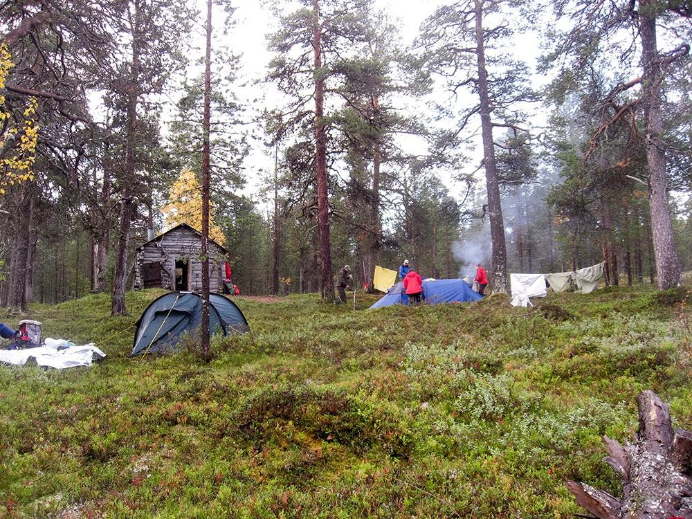 Vesi oli sen verran syvää, että oli pakko ottaa kengät pois. Saimme vähän aikaa vilvoitella varpaita.seuraava este olikin poroaita ja niitä oli monena päivänä.