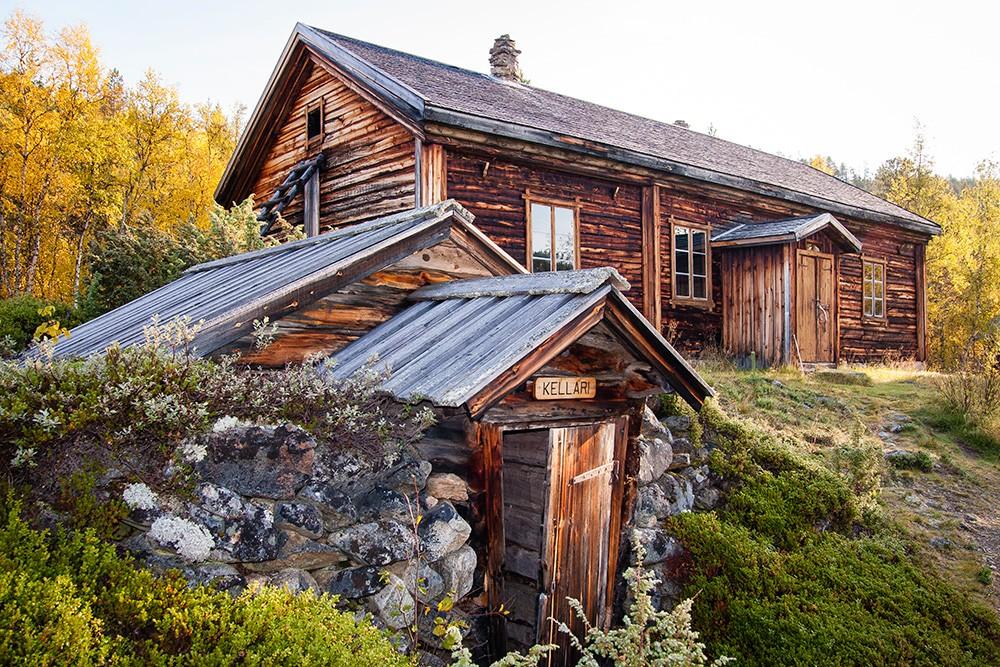 kultalan kohdalla on joen yli rakennettu teräksinen riippusilta.