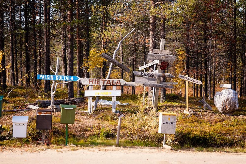 Ruskaretken aikana pitäisi olla ainakin yksi pakkasyö ja se oli retken viimeinen, maastossa oli noin -4 astetta. Perjantaina meillä oli edessä loppukiri, 12 km matka soratiellä.