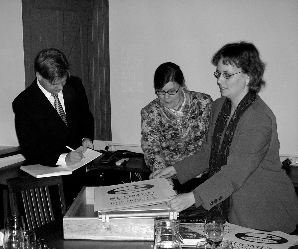 Esperanta Finnlando Esperantobladet marraskuu novembro 5/2006 Jukka Pietiläinen skribas enkondukon en la jubilea libro, kien æiuj festantoj de 100- jara Helsinka klubo skribis siajn nomojn.