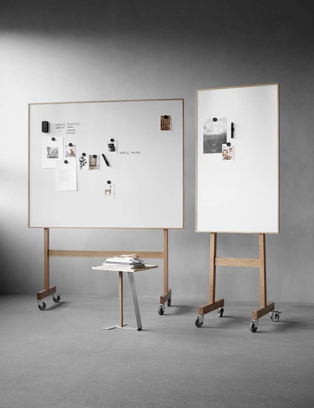 Siirreltävät kirjoitus- ja lehtiötaulut Siirreltävät kirjoitus- ja lehtiötaulut Wood mobile whiteboard Teräsemalipintainen siirreltävä kirjoitustaulu, jonka kehys ja jalusta ovat massiivipuu tammea.