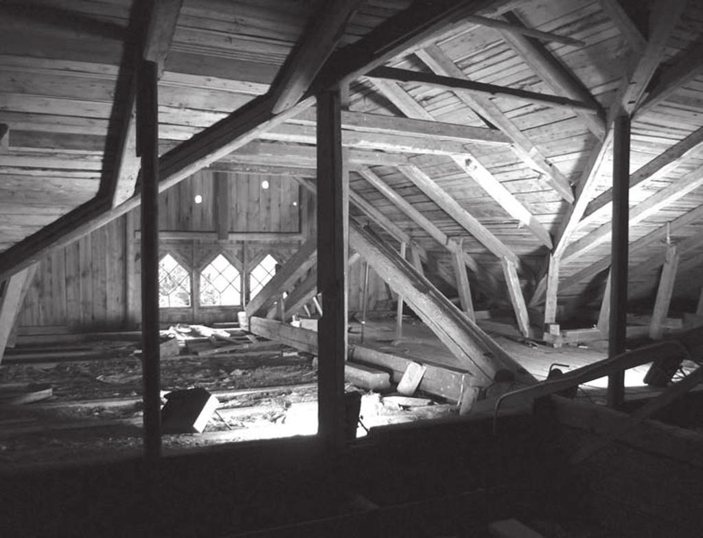 7. Maantienpuoleisen luokkahuoneen jatkamisen yhteydessä (1907-1909) purettu seinä on korvattu kahdella ansaalla, jotka on asennettu ullakolle luokkahuoneen päälle.