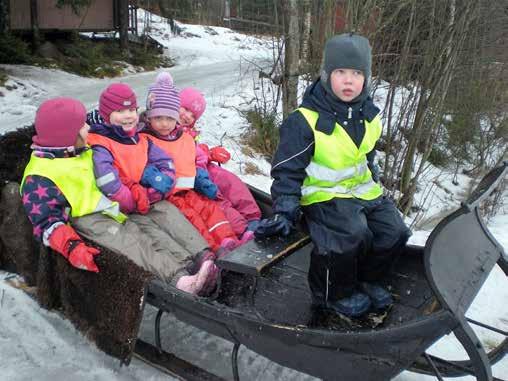 Laskettiin mäkeä, laskettiin ylhäältä. Syötiin makkaraa, se oli hyvää!