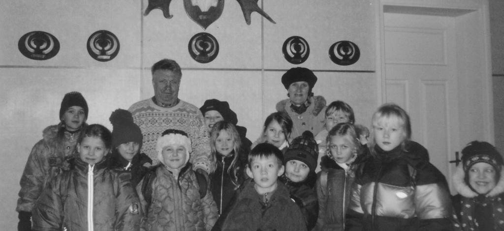 Meie KG, 12. märts 2008 Minu esimene õpetaja - Valve Rauna Eemal linna kärast-mürast mere ääres, metsamühas seisab meie koolimaja, kus meil õppida on vaja. (Ave) 1978. a. 1. septembril avati uhiuus Kingissepa 2.