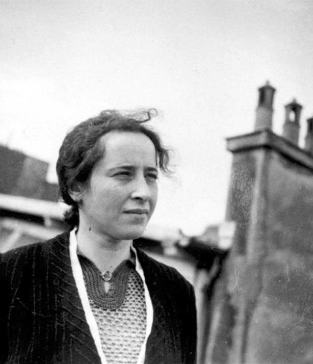 TYTTÖ VIERAILTA MAILTA Saksanjuutalainen Syntyi 1906, lapsuus Köningsbergissä Nuoruus, Marburg, Freiburg, Berliini Ranskassa pakolaisena 1933-1941 Vailla