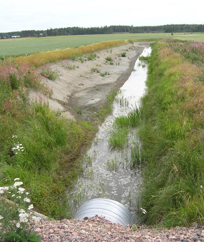 Kustannukset = maalaji (maan kovuus), kummalta puolelta kaivetaan, kaivumassa m3 Toispuoleinen tulvatasanne 15 /mtr*300mtr = 4500 alv.