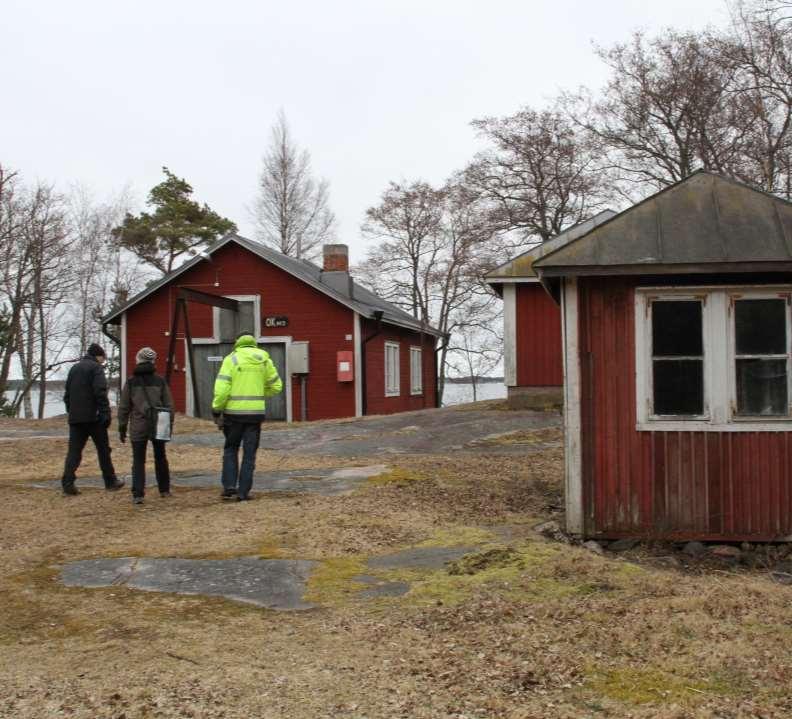 Satamasta Kasarmintietä etelään on linnakkeen vanha moottorikorjaamo ÖkMO, joka on