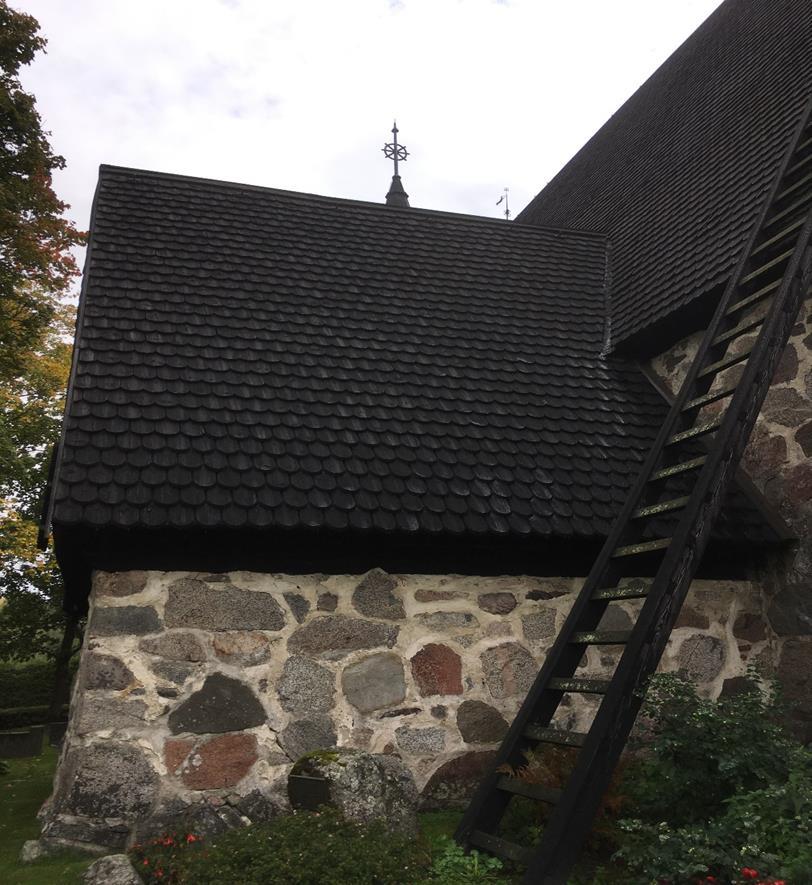 24 Kuva 6. Vanajan kirkon paanukatto (Nyqvist 2018). Paanukatto (kuva 6) tarvitsi vielä tervan paanujen päälle suojaksi kosteudelta.