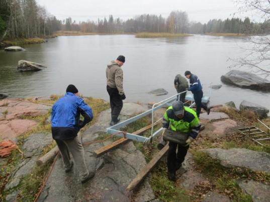 Latumaja Latumaja uinuu vielä talviuntaan, mutta kevään edetessä alkaa tapahtua. Huhtikuun loppupuolella pidetään kevättalkoot. Laitetaan maja ja pihapiiri kuntoon tulevaa kesää varten.