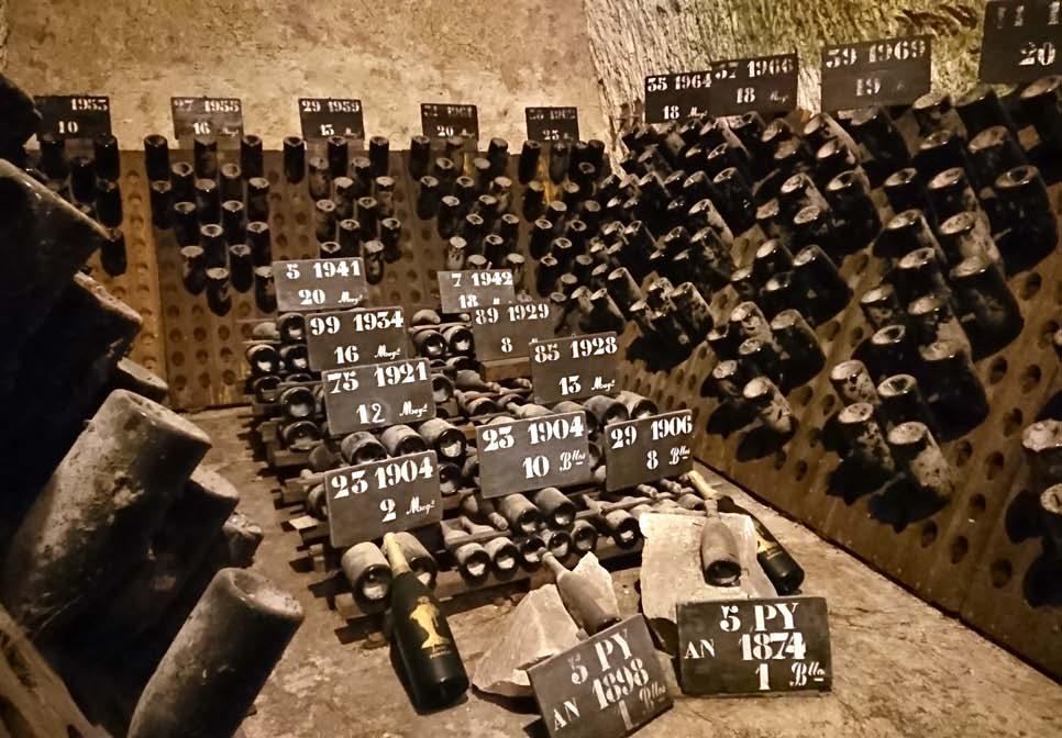 3. PÄIVÄ: lauantai 4.5. Aamiaisen jälkeen lähdemme pieneen kylään, joka sijaitsee Épernayn ulkopuolella. Vierailemme samppanjan pientuottajalla, jonka nimi ilmoitetaan myöhemmin.