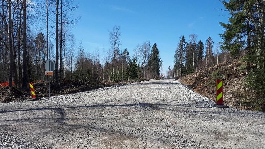 Työmaatien rakentaminen alkoi myös Patomäessä. Moottoritien itäpuolella tehtiin vesijohdon siirtoa.