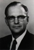 4 3.1 Clifford Edward Berry Kuva 2: Clifford Edward Berry (vuonna 1962) Clifford Edward Berry syntyi Gladbrookissa Iowassa 19. huhtikuuta 1918 Fred Gordon Berryn ja Grace Strohmin esikoisena.