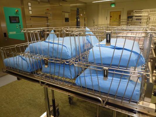 Steriilien pakkausten varastointi ja käyttöönotto Pakkausten steriilinä säilymiseen vaikuttavat aikaa enemmän säilytys- ja varastointiolosuhteet kuljetus pakkausmenetelmät, -materiaalit ja -ympäristö