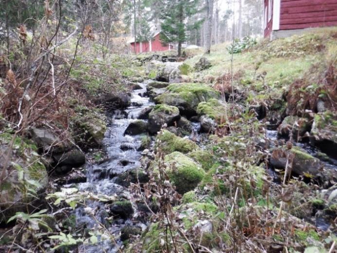18 Iso-Pihlajajärveen laskeva puro alkaa Iso-Sääksjärvestä. Siinä on yhteensä viisi koskialuetta sekä lyhyitä virta- ja nivapaikkoja kymmenen. Puron pituus on 6,5 km ja pudotuskorkeutta 36 m.
