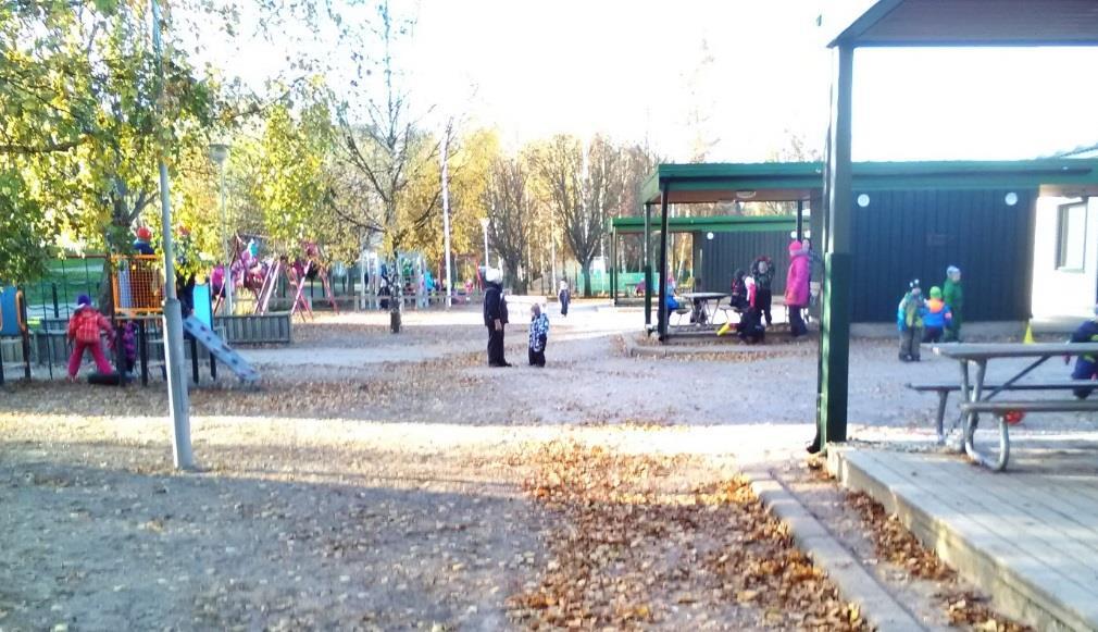 Oppimisympäristö ulkona Myllytontussa käytössämme on oma iso piha, jota käytetään kokonaan. Pihalla on esim. keinuja, kiipeilytelineitä, ulkoleluja ja pyöriä.