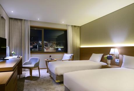 Hotelli Astar / Jeju **** Jejun kaupungin keskustan tuntumassa Jejun saaren pohjoisosassa sijaitseva hotelli. Buffet-aamiainen.
