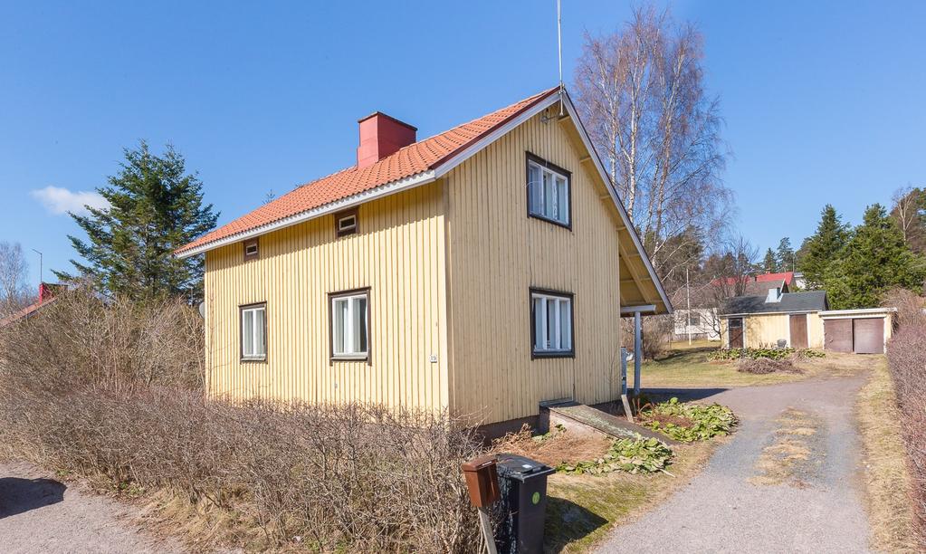 Omakotitalo Raasepori, Karjaa Kohdenumero 612645 4h+k+erill.sauna/at rak., 90,0 m²/90,0 m² Kov. 1954 Energialuokka F 2018 Mh. 99 000,00 Borgmästarsinkatu 19.