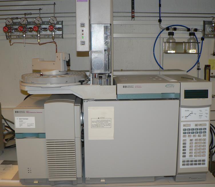 22 3.3 Määritys kaasukromatografilla Määritys tehtiin Hewlett Packard 6890 kromatografilla (kuva 10). Erotukseen käytettiin sekä esikolonnia että analyyttista kolonnia.