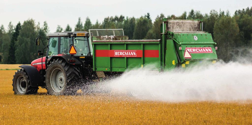 Kipsikäsittelyn toteutus Kipsin levityksessä voi käyttää lannanlevitysvaunua (kuvassa) tai kostean kalkin levitysvaunua. (Kuva: Janne Artell) MITEN KIPSI LEVITETÄÄN? Kipsikäsittely on helppoa.