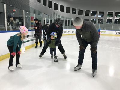 Ohjaajien tervehdykset Mika Reijonen Laskiaisliu uista pienin askelin avaruuteen Helmikuun toisena lauantaina Planon Starcenter Ice Ring -hallin kaukalon täyttivät suomalaiset luistelusuuruudet.