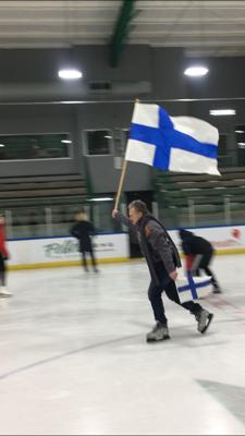 ! :) Jäällä saimme temmeltää tunnin, jonka jälkeen maistui makoisat pitsat ja popcornit kaikille jutustelun ohella.