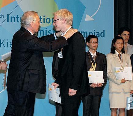 10 GDCh Tätigkeitsbericht 2004 Prof. Dr. H. Hopf vergibt auf der Abschlussfeier der 36. Internationalen Chemieolympiade am 27. Juli im Hamburger Congress Center Medaillen an die siegreichen Schüler.