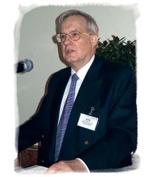 32 GDCh Tätigkeitsbericht 2004 Prof. Dr. H. G. Hauthal (rechts) empfängt den Fachgruppenpreis von Vorstandsmitglied Dr. W. Ruback. (Foto: A.