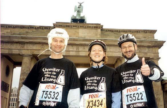 Tätigkeitsbericht 2004 GDCh 43 D. Walter, R. Käßler und Dr. E. Füglein (von links) beteiligten sich in GDCh- Pressekonferenz der Lebensmittelchemischen Gesellschaft in Bonn unter Leitung von Dr. A.