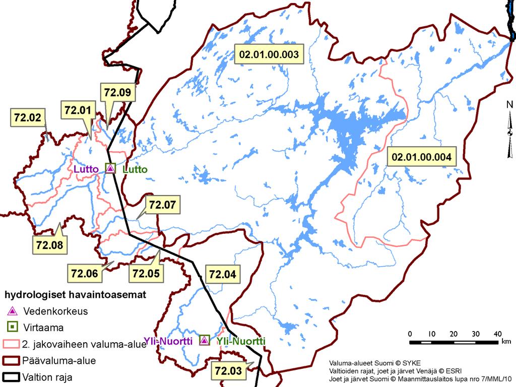 Kuva 4. Tuulomajoen vesistöalueen valuma-aluejako ja hydrologinen havaintoverkko. Tuulomajoen vesistöalueen Suomen puoli on vähäjärvinen. Yli 50 ha suuria järviä on yhteensä 11 kappaletta.