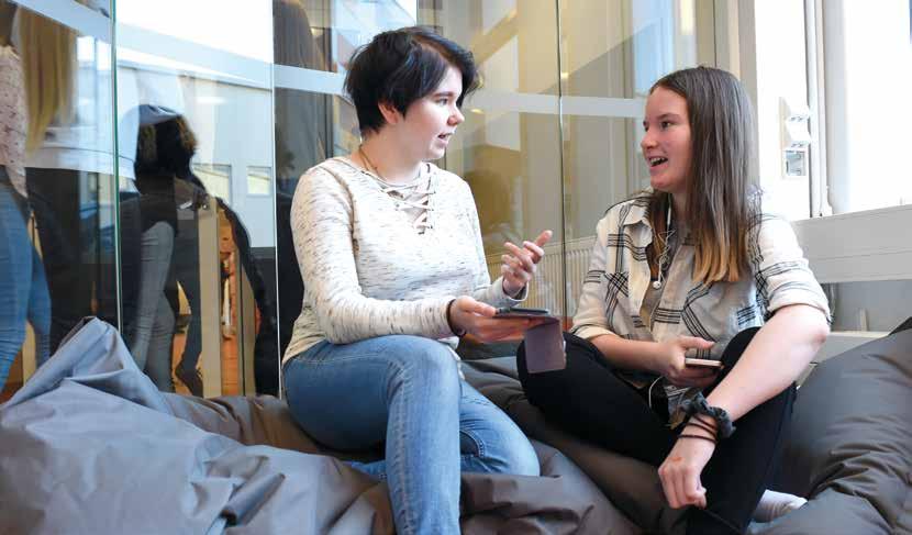 Suvi Hattukangas (vas.) ja Lotta Martimo toimivat koulullaan nuuska-agentteina. He seuraavat ilmiötä ja kertovat muille nuorille nuuskan käytön haitoista.