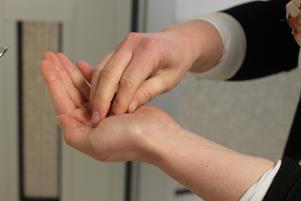 Käsien desinfioinnin tarkoitus on tuhota mikrobeja iholta alkoholivalmisteen eli käsihuuhteen avulla.