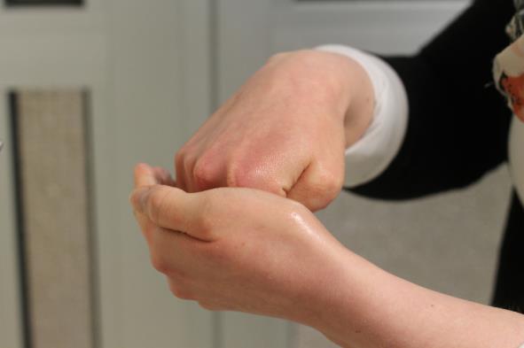 Lopuksi hiero koukistettuja sormia vasten kämmenpohjaa ja hiero käsihuuhdetta molempiin käsiin kauttaaltaan.