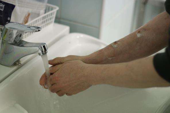 Käsien hyvästä desinfioinnista ja pesusta huolehtimalla ehkäiset merkittävästi infektioiden