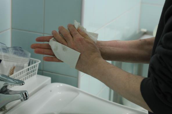 Pese kädet sormista kyynärvarsiin päin ja pese myös pistokohdat.