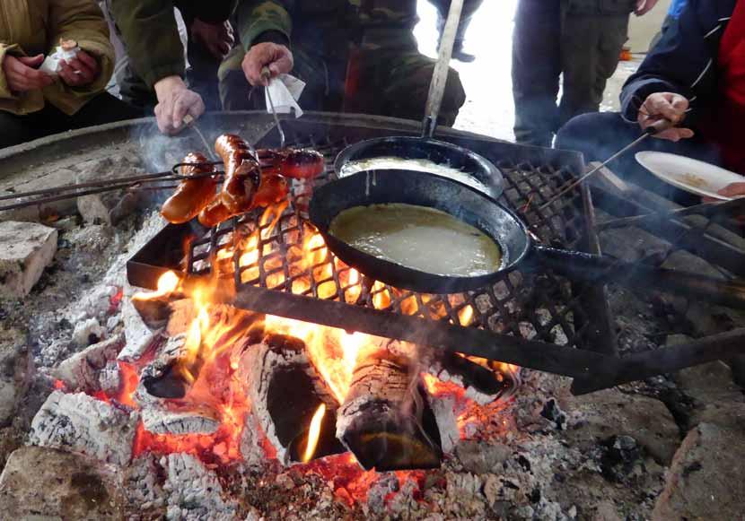 Suurin kala: Rossi Elvi 145g. Pienin kala: Simola Antero 10g. Kuten aina, tiukan pilkkikisan jälkeen grillailtiin ja saunottiin.