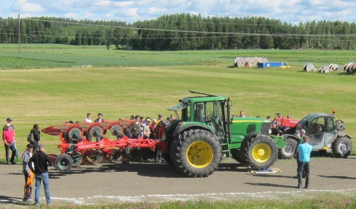 Kyntö kääntöauralla 1700 kg 6400 kg 7600 kg 1300 kg 800 kg Ongelmat: Maan tiivistyminen Maa jää liian löyhäksi, kuivuminen Lieroille ei ruokaa, kasvintähteet eivät sekoitu kunnolla Pinnassa ei suojaa