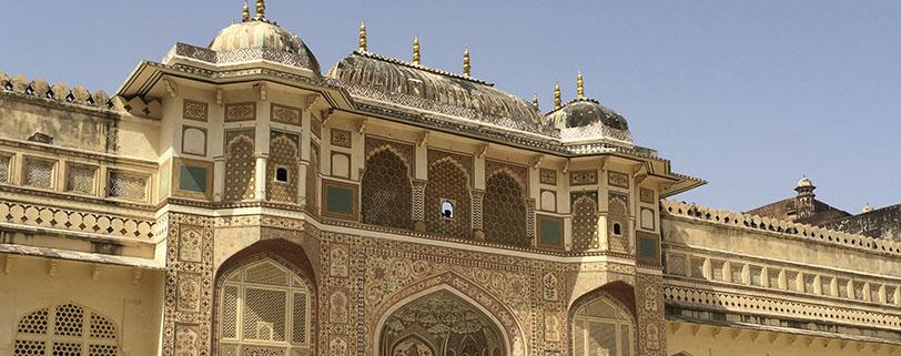 Käydään myös Jantar Mantar -ulkoilmaobservatoriossa. Illallinen. (A, P) 5. päivä, 16.11. Jaipur Fatehpur Sikri Agra Varhaisen aamiaisen jälkeen matka jatkuu Agraan (n. 6 h).