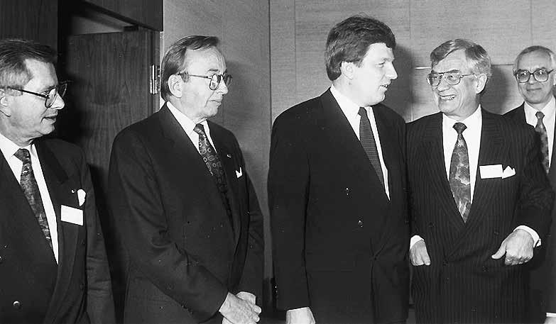 Ministerpräsident Esko Aho (Mitte) deutete auf der DFHK-Herbsttagung 1991 in Frankfurt erstmals die Möglichkeit eines finnischen EU-Beitritts an.
