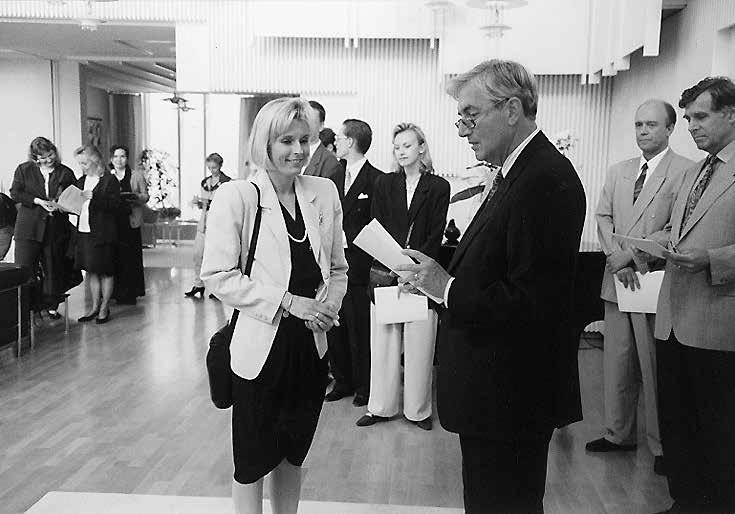 Die DFHK führt zusammen mit dem Goethe-Institut die Prüfung Wirtschaftsdeutsch durch. Hier Botschafter Peter Bazing bei der Übergabe der Zeugnisse im Frühjahr 1995.