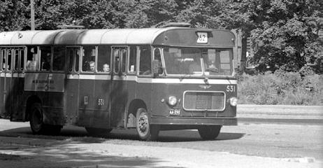 HKL 536 Volvo B 635 uudessa maalauksessa Rautatientorilla odottamassa